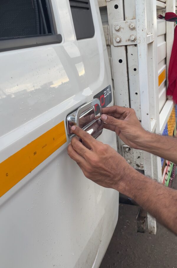 img_7716 Maxx pickup Door handle chrome set (2 pis handle + 2 pis Body Chrome)