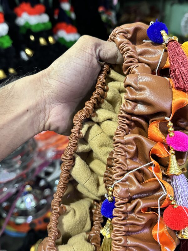 Elastic jodhpuri steering cover (brown) universal fitting 
इलास्टिक जोधपुरी स्टीयरिंग कवर (ब्राउन) सभी गाड़ियों में लगेगा