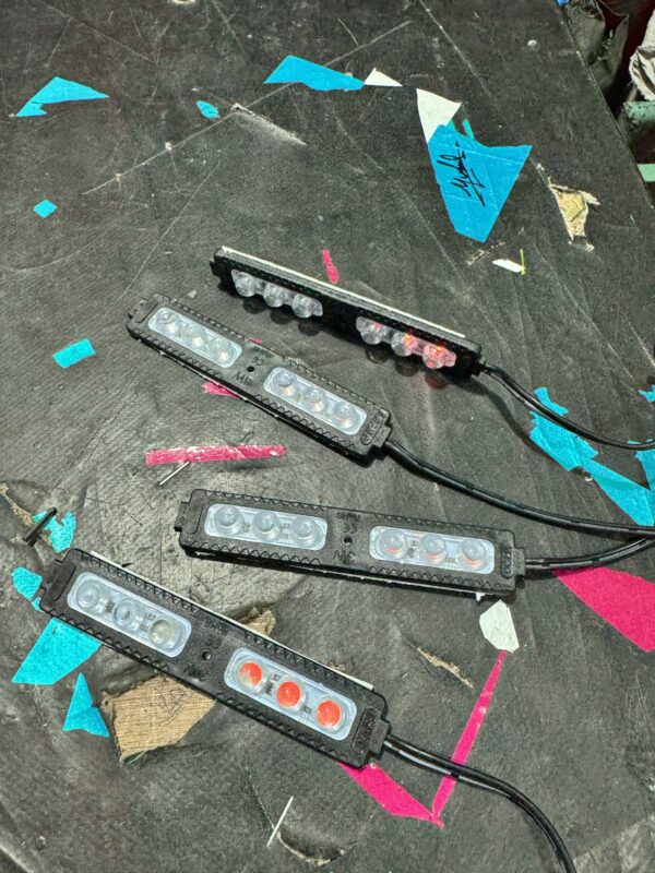 Reb Blue Flashing 6 lens - [4 - pis] 12volt
रेड ब्लू फ्लैशिंग 6 लेंस वाला- [4 - पीस आयेगा] 12वोल्ट