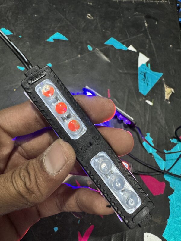 Reb Blue Flashing 6 lens - [4 - pis] 12volt
रेड ब्लू फ्लैशिंग 6 लेंस वाला- [4 - पीस आयेगा] 12वोल्ट